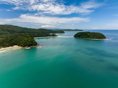 Tropiklerde kristal berrak su bulunan tropikal plajın havadan görünüşü. Borneo, Malezya.