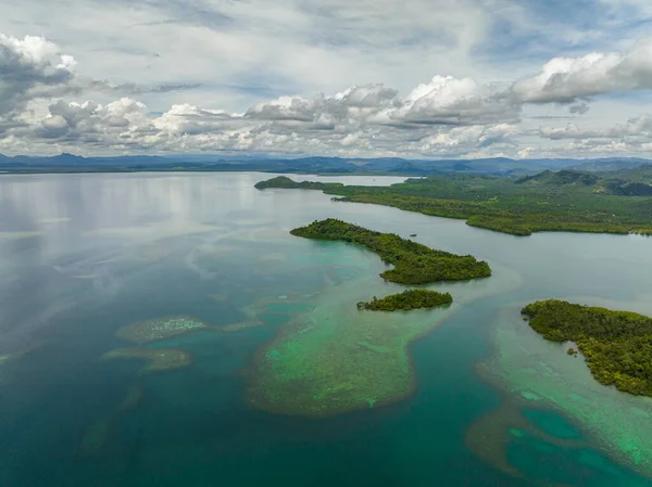 Vista Superior Costa Com Floresta Tropical Ilhas Tropicais Baía Bornéu — Fotografia de Stock