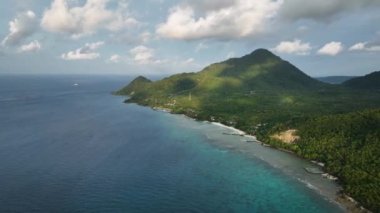 Orman ve tropikal ormanlı Weh Adası 'nın üst manzarası. Tropik bölgelerde deniz manzarası. Ah, Endonezya.
