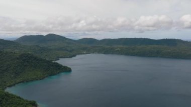 Orman ve ormanla kaplı bir ada. Ah, Endonezya.