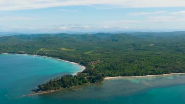 Yağmur ormanları ve dağlarla Borneo adasının havadan görünüşü. Borneo 'nun Ucu, Malezya.