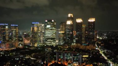 Jakarta şehrinde gece görüşü ile aydınlatılmış binalar var..