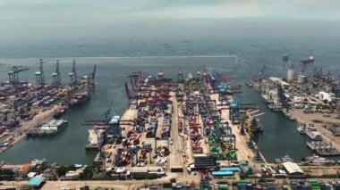 Konteynırlar ve vinçlerle dolu deniz kargo limanı. Tanjung Priok limanı. Endonezya.