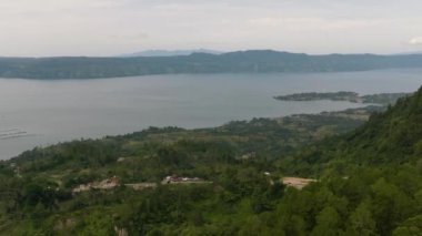 Samosir Adası ve Sumatra 'daki Toba Gölü. Tropik bir manzara. Endonezya.