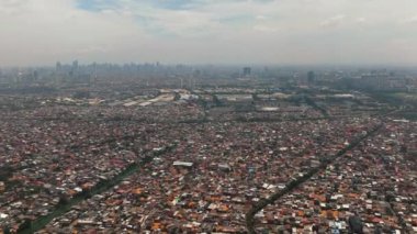 Jakarta 'da yoğun inşa edilmiş bir bölge. Şehir manzarası. Endonezya.