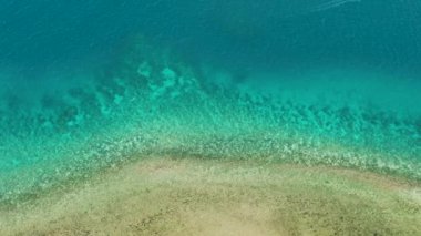 Mercan ve mercan resiflerindeki turkuaz göl yüzeyinin havadan görünüşü, yazı için uzayı kopyalayın. Üst görünüm şeffaf turkuaz okyanus su yüzeyi.