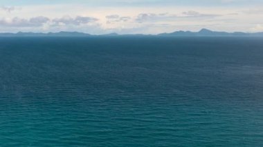 Adalı mavi deniz ve bulutlu mavi gökyüzü. Denizin üzerinden uçmak. Endonezya.