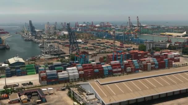 装卸区有集装箱船和起重机的海港 坦承普锐克海港 印度尼西亚 — 图库视频影像