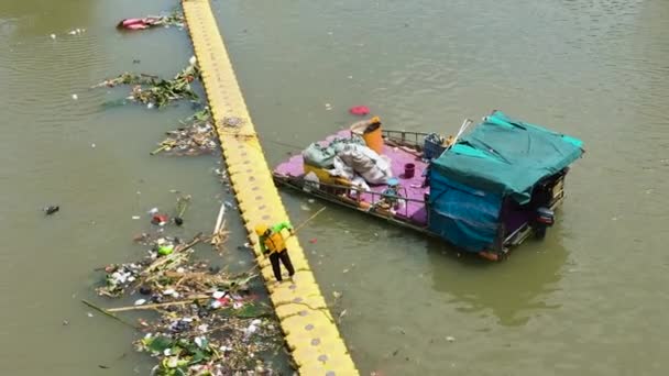 Εργάτες Καθαρίζουν Ποτάμι Από Συντρίμμια Του Πλωτού Σκουπιδιάρη Τζακάρτα Ινδονησία — Αρχείο Βίντεο