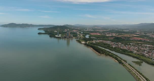 ボルネオ島のコタキナバルの都市の空中ビュー マレーシアのサバ州 — ストック動画