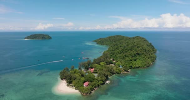 熱帯の島や美しいビーチの空中ビュー トゥンク アブドゥル ラーマン国立公園 マヌカン島とスラグ島 マレーシアのサバ州コタキナバル — ストック動画