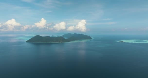 空と雲を背景に 青い海に熱帯の島々が浮かぶ空中ドローン Tun Sakaran Marine Park Sabah Malaysia — ストック動画
