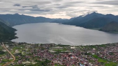 Dağlardaki Takengon şehrinin havadan görünüşü tarım arazileri ve Tawar Gölü arasında. Sumatra, Endonezya.