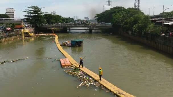 Dżakarta Indonezja Października 2022 Pływający Śmieciarz Zatrzymujący Szczątki Rzece Ciliwung — Wideo stockowe