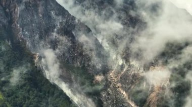 Yağmur ormanları arasında duman ve gazlarla aktif volkan Sibayak. Sumatra, Endonezya.