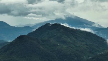Borneo 'da orman ve dağlar. Tropikal bitki örtüsü olan dağ yamaçları. Sabah, Malezya.