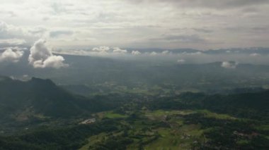 Yeşil ormanları olan dağlar ve çiftlik çiftlikleri olan tarım arazileri. Bukittinggi, Sumatra. Endonezya.