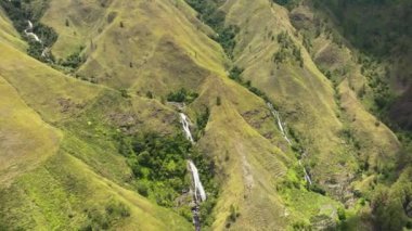 Sumatra adasındaki dağ manzarası ve şelale manzarası. Endonezya.