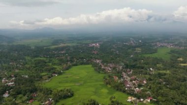 Tarım arazisinin ve dağların yeşil ormanlı hava aracı. Tropik bölgelerdeki tarım arazileri. Bukittinggi, Sumatra. Endonezya.