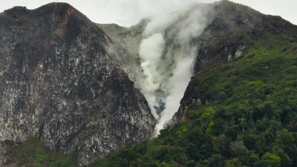 Yağmur Ormanları Arasında Duman Gazlarla Sibayak Volkanının Havadan Görünüşü Sumatra — Stok video