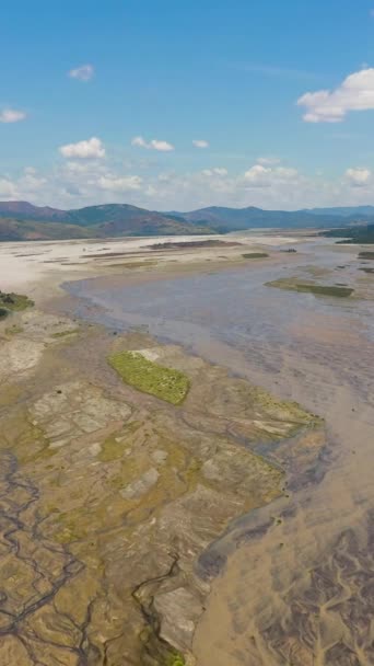 Dron Powietrzny Płytkiego Koryta Rzeki Górskiej Dolinie Rzeka Bucao Luzon — Wideo stockowe
