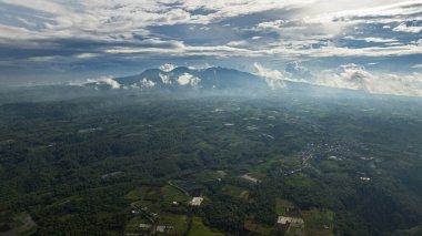 Tropik bölgelerdeki dağlar ve tarım arazileri yukarıdan görünüyor. Sumatra. Endonezya.