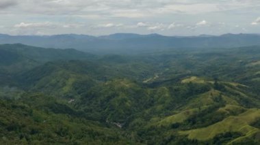 Yağmur ormanları ve ormanla kaplı dağ yamaçlarının üst manzarası. Sumatra, Endonezya.