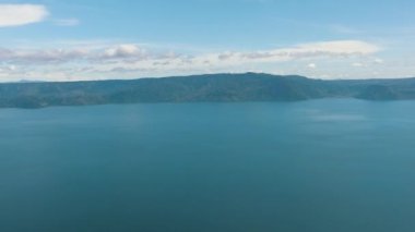 Toba Gölü 'nün havadan görünüşü bir volkan ve dağların kraterinde yer almaktadır. Sumatra, Endonezya.