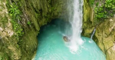 Yağmur ormanlarındaki güzel şelale. Tropik dağ ormanlarında Inambakan Şelaleleri. Cebu, Filipinler.