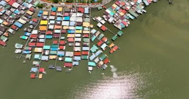 Borneo adasındaki balıkçı köyünün insansız hava aracı. Denizdeki tesislerde evleri var. Sandakan, Malezya.