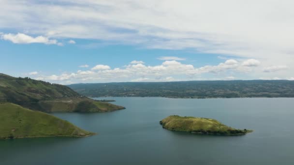 托巴湖座落在一座火山的火山口中 从上面俯瞰群山 印度尼西亚苏门答腊 — 图库视频影像