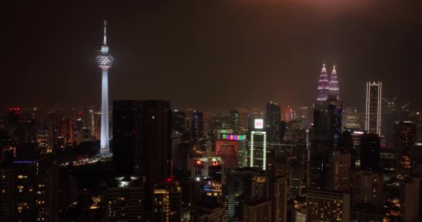 말레이시아의 콸라룸푸르 2022 밤에는 쿠알라룸푸르 스카이라인 위에서 내려다 보인다 페트로나스 — 비디오