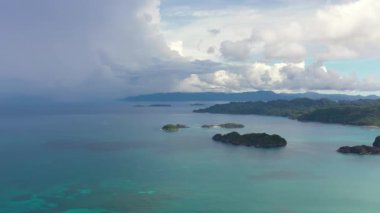 Bulutlu bir havada deniz manzarası. Okyanus üzerinde fırtınalı bir hava. Uzayı metin için kopyala. Su bulutu arkaplanı. Bulutlu ve adalı deniz manzarası. Caramoan Adaları, Filipinler.