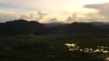 Dağlar ve tepeler ormanla kaplıdır. Luzon Adası, Filipinler. Tropiklerdeki tepeler ve dağlar, hava manzarası. Yaz ve seyahat tatil konsepti.