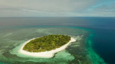 Mercan resifleriyle çevrili güzel kumlu plajlı bir mercan adasında küçük bir tropikal ada. Tropik ada ve mercan resifi. Yaz ve seyahat tatili konsepti, Camiguin, Filipinler, Mindanao