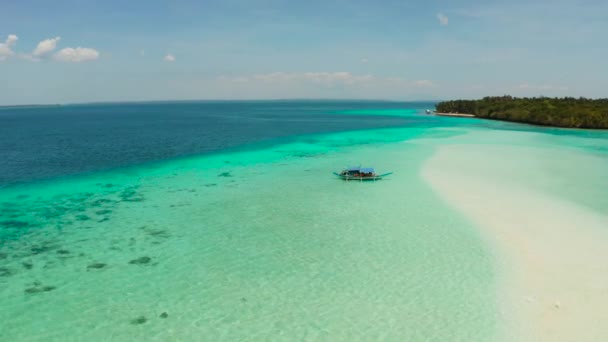 Zandstrand Met Toeristen Tussen Turquoise Wateren Koraalriffen Mansalangan Zandbank Strand — Stockvideo