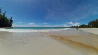 Kumlu bir sahilden denize akan bir nehir. Borneo, Malezya. Kalampunian Sahili.