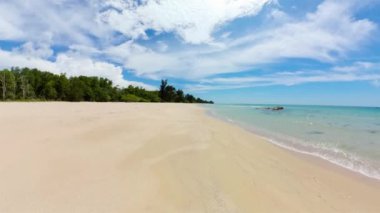 Güzel kumsallar ve mavi bir okyanus. Borneo, Malezya. Tindakon Dazang Sahili.