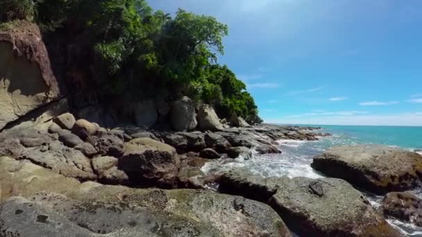 Kustlijn Van Borneo Eiland Golven Crashen Het Rotsachtige Strand Maleisië — Stockvideo