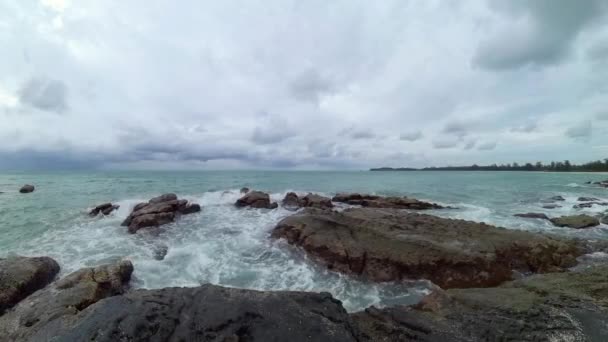 Klippig Strand Och Havssurf Borneo Malaysia Stranden Kalampunia — Stockvideo