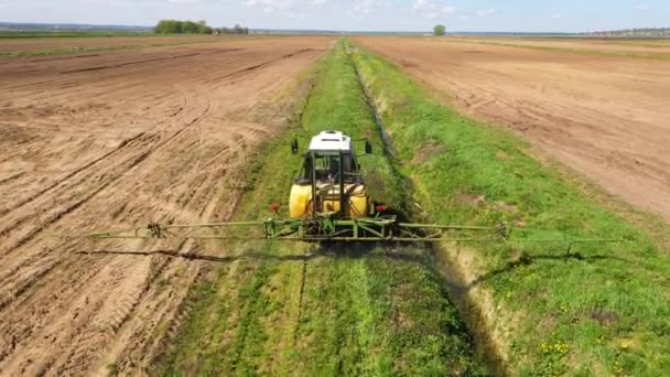 Rovarirtó Rovarirtó Permetezővel Ellátott Traktor Mezőgazdasági Területen Felülnézetből Növényvédőszerekkel Gyomirtó — Stock videók