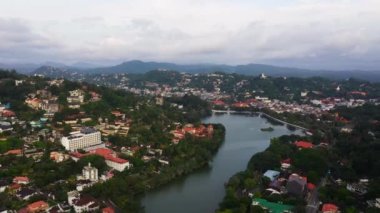 Sabahın erken saatlerinde Sri Lanka 'nın dağlık bölgesinde Kandy kenti..