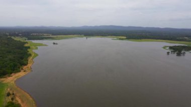Göl, orman ve dağları olan tropikal bir arazinin hava aracı. Kantale tankı, Sri Lanka.