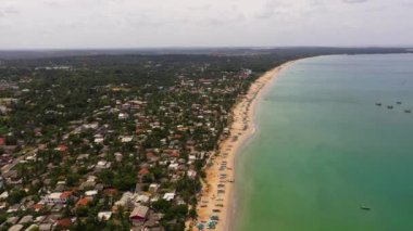 Trincomalee, Sri Lanka sahil beldesinin havadan görünüşü. Şehir plajı ve oteller.