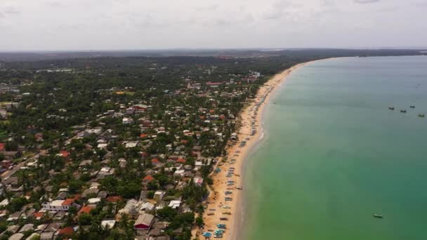 スリランカのトリンコマリーの沿岸リゾートタウンの空中ビュー シティビーチとホテル — ストック動画