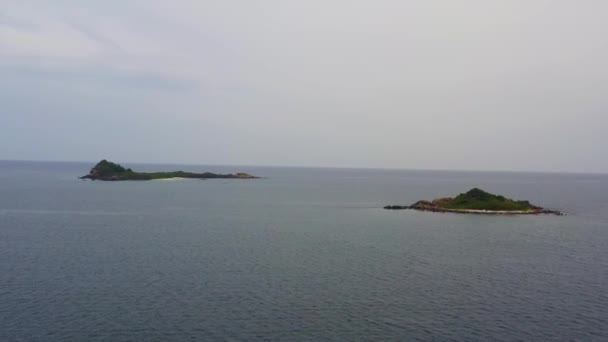 オープン海のビーチと熱帯島の空中ビュー スリランカのピジョン島 — ストック動画