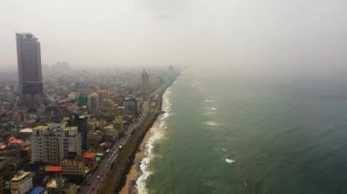 Okyanus boyunca uzanan karayolu ve demiryolu manzarası. Colombo şehri, Sri Lanka.