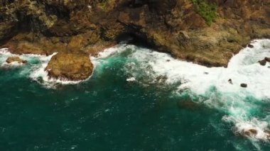 Okyanus dalgaları kayalık kıyıya çarpar. Deniz Burnu. Filipinler