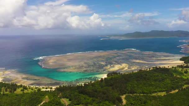 島と青い海の空中ビュー ルソン サンタアナ カガヤン フィリピン — ストック動画