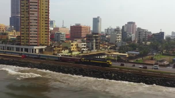 Ένα Τρένο Στον Παραλιακό Σιδηρόδρομο Στο Κολόμπο Της Σρι Λάνκα — Αρχείο Βίντεο
